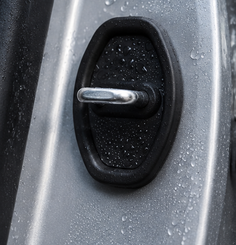 SilenLock em silicone preto protegendo o batente sob chuva